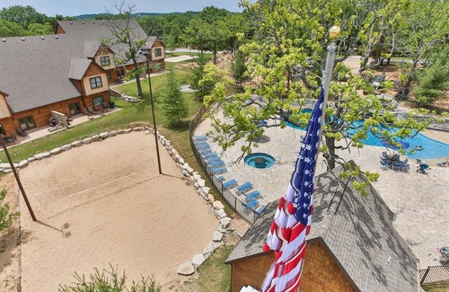 Branson House | Gorgeous 6 Bedroom Lakefront Lodge