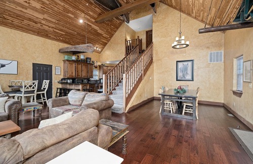 Branson Cabin | Gorgeous 6 Bedroom Lakefront Lodge