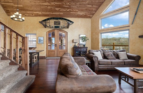 Branson Cabin | Gorgeous 6 Bedroom Lakefront Lodge