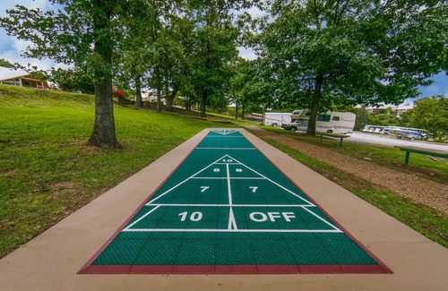 Branson Condo | HICV Holiday Hills Resort 1br suite Friday check-in