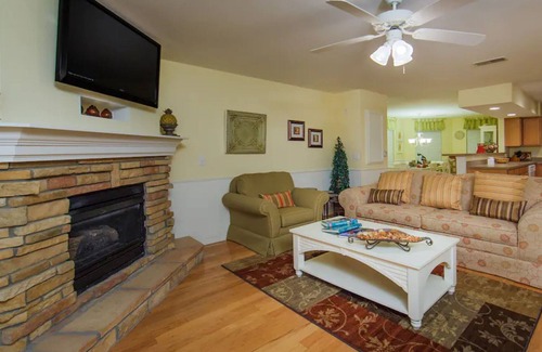 Branson Condo | HICV Holiday Hills Resort 2br suite Friday check-in