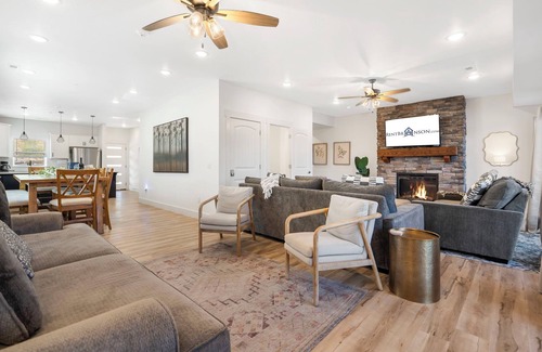 Branson House | Hot Tub, Free Daily Tickets, Shared Indoor Pool, Shuffleboard, Deck Space
