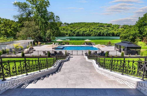 Branson House | House ∙ 15 bedrooms ∙ 44 guests