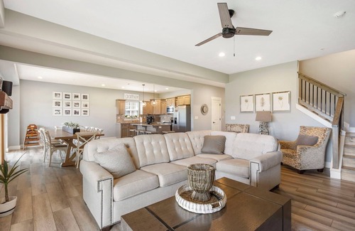 Branson Theater District House | INCREDIBLE HOME*Minutes to Lake*Indoor Pool*In Town* Golf View*Gas Fire Pit*