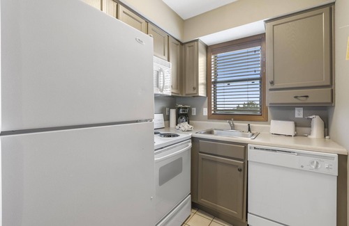 Indian Point Apartment | King Bed, Private Balcony, Lake View - Must See! - Indian Point (U1502A)