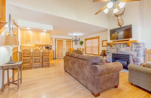Reeds Spring Cabin | L073B, "Lakeside Fun" 1Br Lakefront Cabin, Pets, Fishing