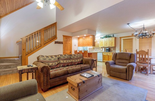 Reeds Spring Cabin | L078B, "Woodland Romance" 1Br Cabin, Pets, Secluded