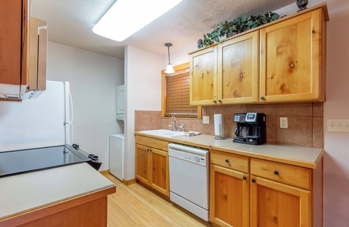 Reeds Spring Cabin | L078B, "Woodland Romance" 1Br Cabin, Pets, Secluded