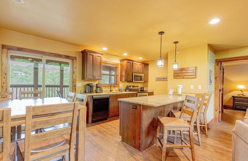 Reeds Spring Cabin | L136, 4-Br, 4-Bath Luxury Cabin w/Fast WiFi, AC in Beautiful Stonebridge Resort