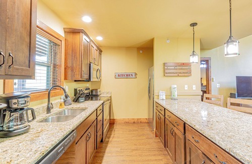 Reeds Spring Cabin | L136, 4-Br, 4-Bath Luxury Cabin w/Fast WiFi, AC in Beautiful Stonebridge Resort