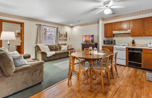 Indian Point House | Lake Lodge 45 - Resort Next to Silver Dollar City!
