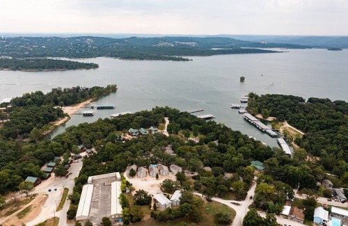 Indian Point House | Lake Lodge B - Resort Next to Silver Dollar City!