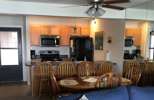 Kimberling City Condo | Lake Lover's Dream is a beautiful walk-in condo.