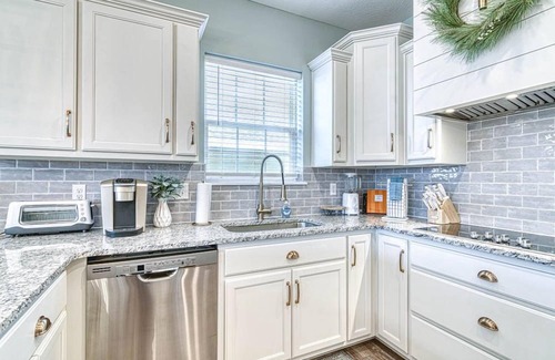 Branson Theater District House | Lake Table Rock- Min to Entertainment w Free Daily Tickets, Private Hot Tub, Games! Great Location