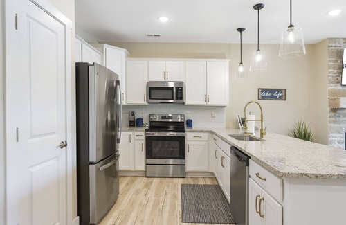 Branson Condo | Lake Taneycomo Views-Near Branson Landing-Cmty Outdoor Pool-Free Tickets-Elevator!