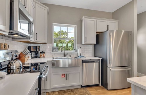 Table Rock House | Lake View-Billiards-Outdoor Pool-Pvt HotTub-Free Daily Tickets-Custom Decor-Close to Sdc