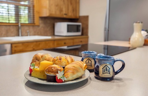 Reeds Spring Cabin | Lodge with Screened-In Porch-Free Tickets-Golf Course At Your Fingertips-Gated Community!