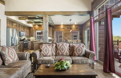 Indian Point House | Luxury Lakefront Villa F~HUGE POOL~Free Kayaks~2Mi to Silver Dollar City