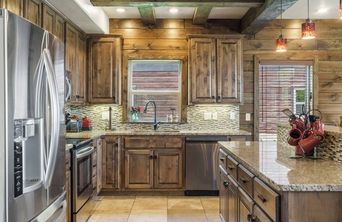 Indian Point House | Luxury Lakefront Villa F~HUGE POOL~Free Kayaks~2Mi to Silver Dollar City