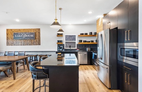 Hollister House | Panoramic Lake View, Billiards, Golden Tee Arcade, Private Hottub, Free Daily Tickets!
