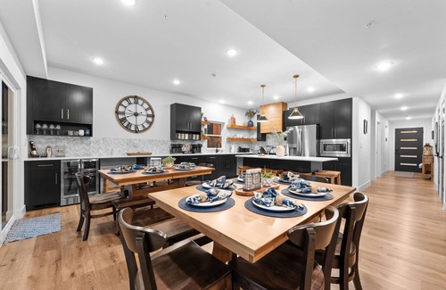 Hollister House | Panoramic Table Rock Lake Views, Hot Tub, Games, Free Branson Attraction Tickets!