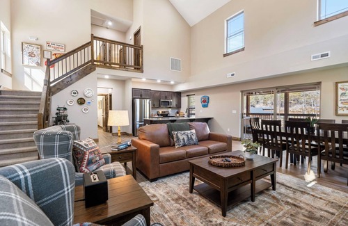 Hollister Cabin | Peaceful Water View-Cozy Cabin-Free Daily Tickets-Near Table Rock-Pvt Hot Tub