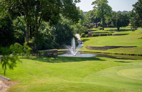 Table Rock Apartment | Pointe Royale Resort - Lake access, Hot tub, Pools, Gym, Golfing, Trails,