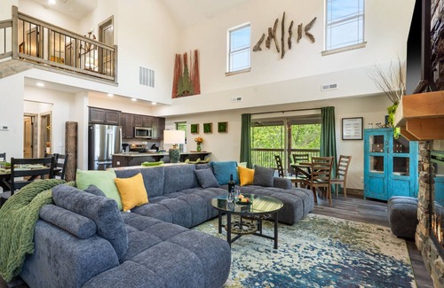 Hollister House | Premium Lodge w Water View Pvt Hot Tub Free Tickets Cmty Pool Near Table Rock