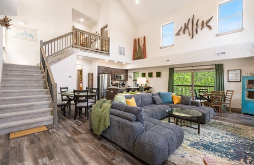 Hollister House | Premium Lodge w Water View Pvt Hot Tub Free Tickets Cmty Pool Near Table Rock
