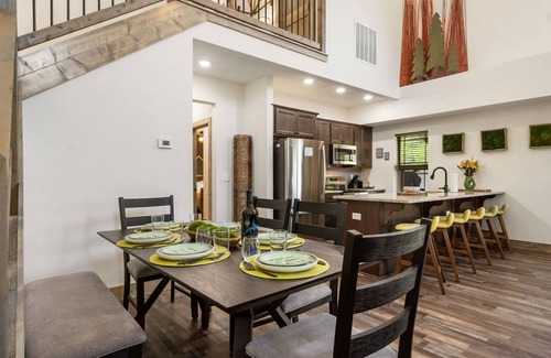 Hollister House | Premium Lodge w Water View Pvt Hot Tub Free Tickets Cmty Pool Near Table Rock