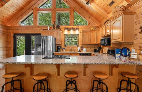 Ridgedale Cabin | Premium Log Cabin-Pvt Fenced Yard-HotTub-Near Thunder Ridge-Billiards-EV Car Charger-Free Tickets