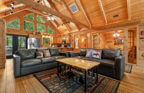 Ridgedale Cabin | Premium Log Cabin-Pvt Fenced Yard-HotTub-Near Thunder Ridge-Billiards-EV Car Charger-Free Tickets
