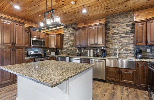 Table Rock House | Private Indoor Pool-Hot Tub-Multiple Games-Free Daily Tickets-Expansive Deck-Breathtaking Views!