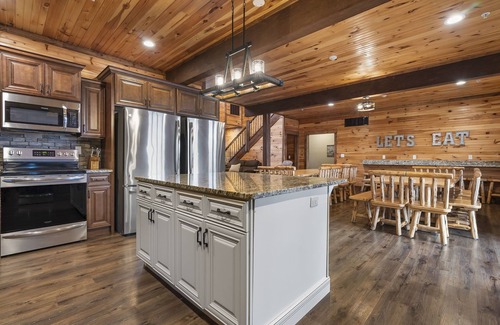 Table Rock House | Private Indoor Pool-Hot Tub-Multiple Games-Free Daily Tickets-Expansive Deck-Breathtaking Views!