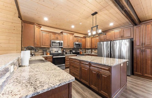 Table Rock House | Private Pool! Rustic Charm! Steps from the Lake!