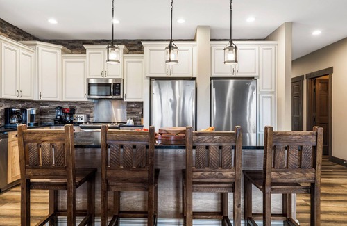 Table Rock House | Private Putting Green, Firepit, Hot Tub, Free Daily Tickets, Views, Community Indoor Pool!