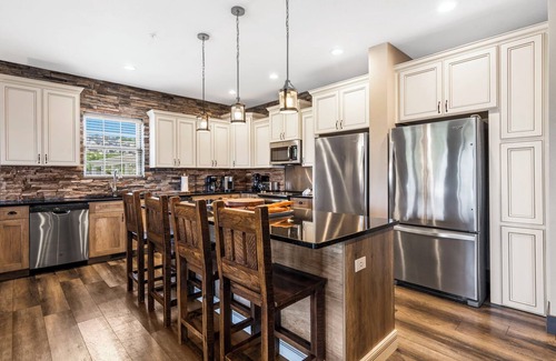 Table Rock House | Private Putting Green, Firepit, Hot Tub, Free Daily Tickets, Views, Community Indoor Pool!