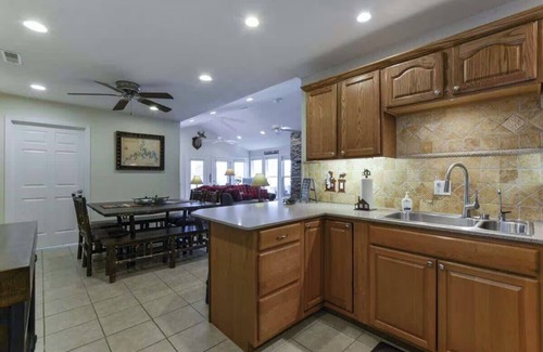 Ridgedale Apartment | Scenic Cove Lakefront Lodge – Spacious 4BR Retreat with Huge Deck, Hot Tub & Easy Access to Branson Fun!