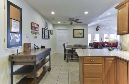 Ridgedale Apartment | Scenic Cove Lakefront Lodge – Spacious 4BR Retreat with Huge Deck, Hot Tub & Easy Access to Branson Fun!