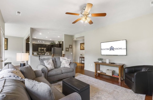 Branson West Condo | Screened-In Porch-Close to Silver Dollar City w Free Tickets-Renovated-Life Size Games-Cmty Pools!