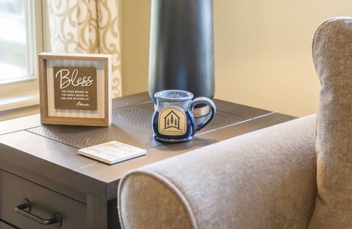 Branson West Condo | Screened-In Porch-Close to Silver Dollar City w Free Tickets-Renovated-Life Size Games-Cmty Pools!
