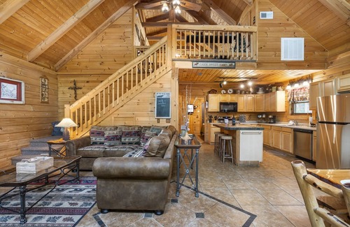 Ridgedale Cabin | Secluded Cabin, HotTub, View, Loft, Games, Near Big Cedar Trophy Buck, Dog Friendly, Car Charger