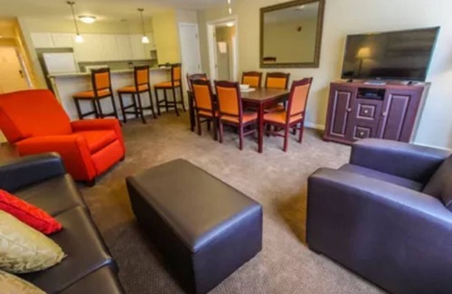 Branson Resort | Spacious 3 BR Suite adjacent Thousand Hills Golf near Theater Strip (center)