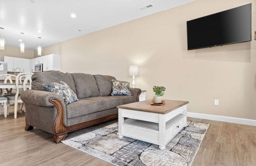 Branson Apartment | Spacious 3BR Condo with Free Attraction Tickets, Indoor Pool & Hot Tub - Central Location!