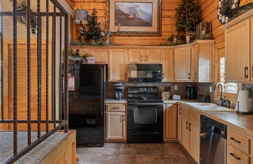 Branson Theater District Cabin | Spacious, Luxury 2BR+Loft Cabin with Fireplace & Balcony - Close to Entertainment!