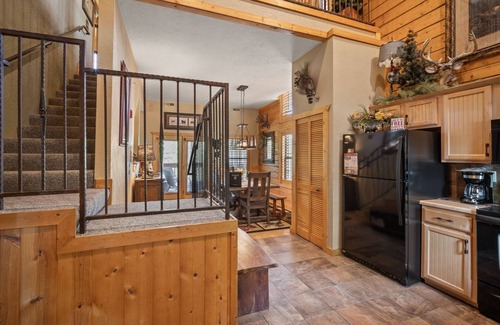 Branson Theater District Cabin | Spacious, Luxury 2BR+Loft Cabin with Fireplace & Balcony - Close to Entertainment!