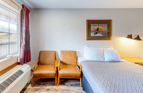 Indian Point Apartment | Studio close to Silver Dollar City with outdoor swimming pool, firepit & grill