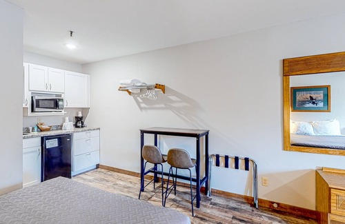 Indian Point Apartment | Studio close to Silver Dollar City with outdoor swimming pool, firepit & grill