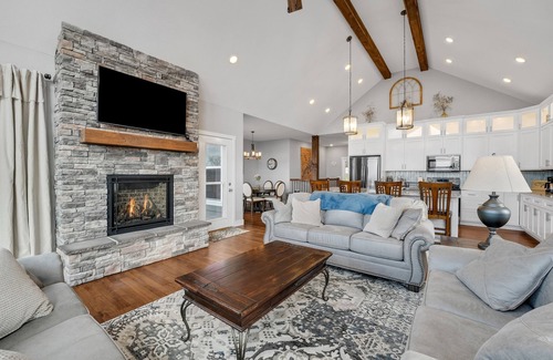 Branson West House | Stunning Lakeview Retreat by RedAwning