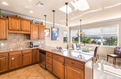 Hollister Condo | Table Rock Lake Front Condo - First Floor Walkout, Pet-Friendly, Whirlpool Tub - C1